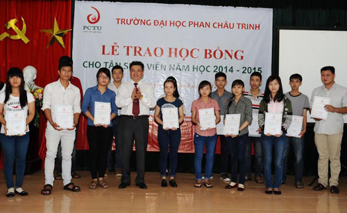 Phó hiệu trưởng trường Đại học Phan Châu Trinh trao học bổng Phan Châu Trinh cho tân sinh viên. 