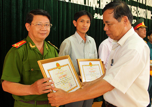 Bí thư Huyện ủy Phú Ninh Nguyễn Cảnh tặng giấy khen các đơn vị trong huyện có thành tích xuất sắc trong phong trào thi đua yêu nước năm 2013.