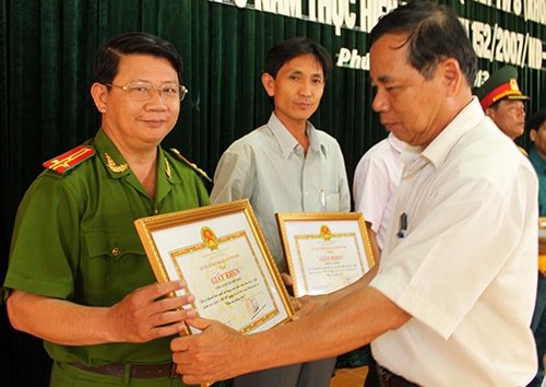 Bí thư Huyện ủy Phú Ninh Nguyễn Cảnh tặng giấy khen các đơn vị trong huyện có thành tích xuất sắc trong phong trào thi đua yêu nước năm 2013.