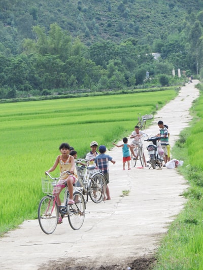 Trẻ em hồn nhiên tụ tập trên đường làng.