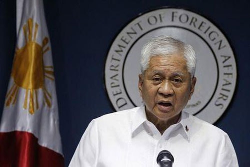 Ngoại trưởng Philippines Albert del Rosario đến Naypyidaw với “kế hoạch 3 bước”. Ảnh: Reuters