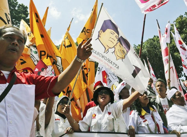 Những người ủng hộ ứng cử viên Prabowo Subianto tập trung bên ngoài trụ sở tòa án ở Jakarta. Ảnh: AP