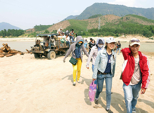 Khách lên Đầu Gò. Ảnh: NHẬT PHONG