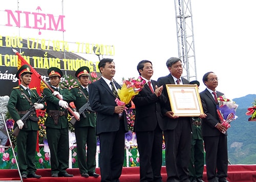 Trao Huân chương lao động.