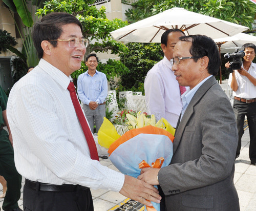 Quang Nam provincial Party Secretary Nguyen Duc Hai (left) welcomes Sekong Governor Kamphoi Butdavien, 7th August. Photo: X.NGHIA