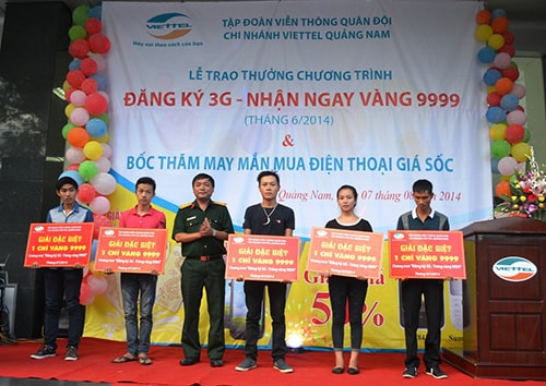 Đại diện của chi nhánh Viettel trao giải đặc biệt cho các khách hàng trúng thưởng.