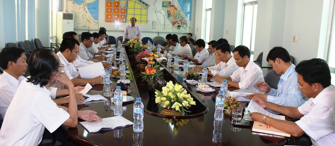 Phó Chủ tịch UBND tỉnh Đinh Văn Thu chủ trì buổi làm việc.
