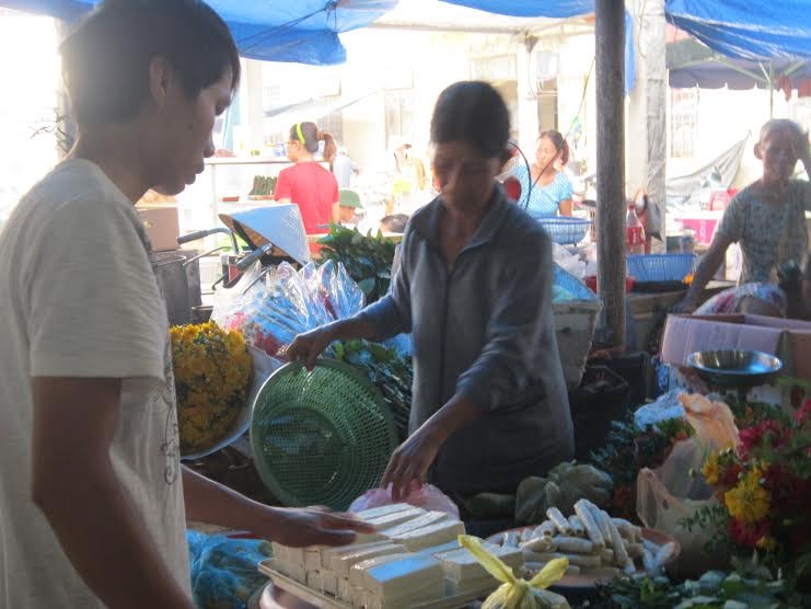 Thực phẩm chay và hoa là những mặt hàng bán chạy dịp Vu lan. ảnh: CHÂU NỮ