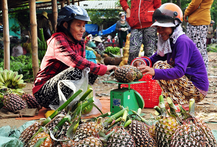 Ngoài ra, những thứ trái dân dã cũng được sắm để cúng rằm.