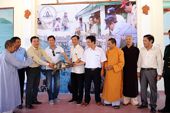 Ông Lương Hoàng Long trao tặng rùa cho đại diện UBND TP.Hội An và các tổ chức tại địa phương.