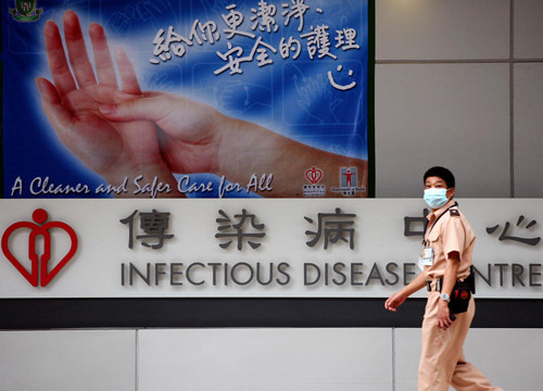 Hồng Kông khẩn trương ngăn chặn nguy cơ lây nhiễm vi rút Ebola.                 Ảnh: AFP