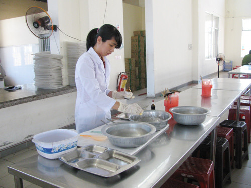 Lực lượng y tế kiểm tra an toàn vệ sinh thực phẩm tại cơ sở.