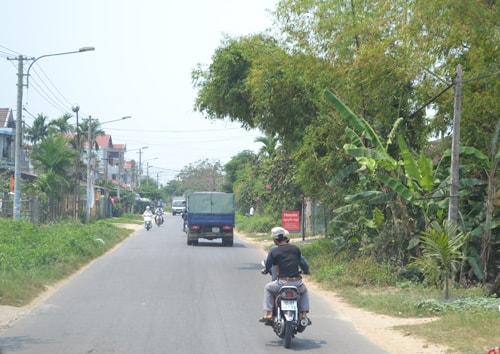 Không đội mũ bảo hiểm khi đi mô tô, xe gắn máy là hình ảnh thường thấy trên các tuyến đường. (ảnh minh họa)