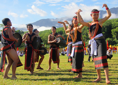 Đội cồng chiêng xã Trà Bui biểu diễn tiết mục múa cồng chiêng truyền thống. Ảnh: ALĂNG NGƯỚC