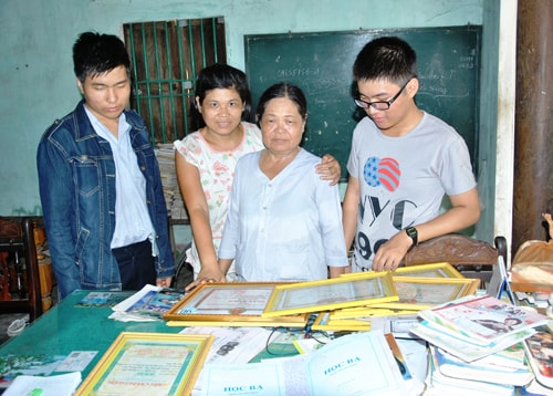 Bằng khen, giấy khen chứng nhận thành tích học tập của hai anh em Ân và Ẩn.