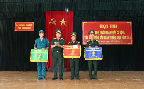Đại tá Phạm Xuân Thiện, Phó CHT-TMT Bộ CHQS tỉnh trao giải toàn năng cho các cá nhân tại hội thi.