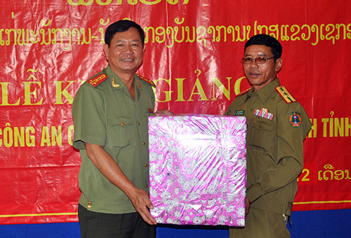 Đại tá Huỳnh Trung Nguyên tặng quà cho đại diện sở An ninh tỉnh Sê Kông nhân buổi khai giảng lớp nghiệp vụ