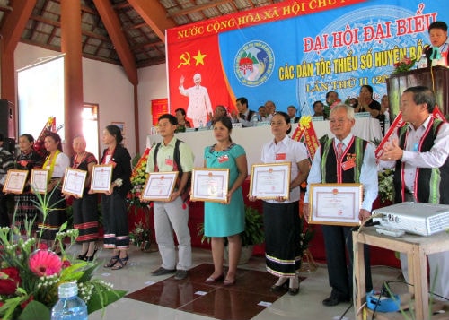 UBND huyện Bắc Trà My khen thưởng cho các tập thể cá nhân có tích xuất sắc trong công tác dân tộc và phát triển.