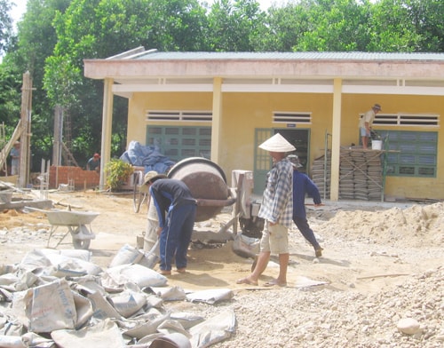 Công trình trường Mẫu giáo Sơn Ca ( xã Tiên Cảnh) đang được đẩy nhanh tiến độ.Ảnh: P.HOÀNG