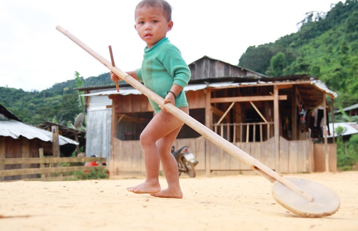 “Đẩy xe” - trò chơi ưa thích của lũ trẻ con trong bản. 