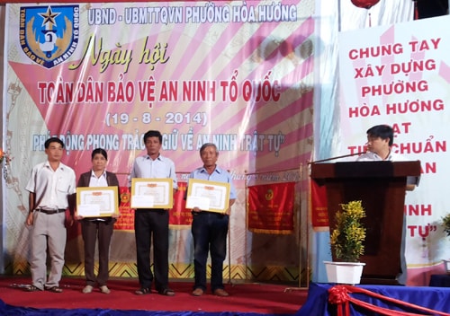 Phường Hòa Hương tổ chức ngày hội “Toàn dân bảo vệ an ninh Tổ quốc” năm 2014. Ảnh: LAN HUY