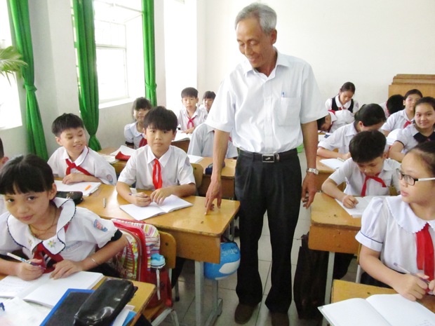 Rút ngắn khoảng cách về chất lượng dạy học giữa các trường là một trong những giải pháp căn cơ trong năm học 2014-2015. TRONG ẢNH: Hiệu trưởng Trường tiểu học Trần Văn Ơn Đặng Nhứt kiểm tra tình hình học tập của học sinh. Ảnh: NGỌC ĐOAN