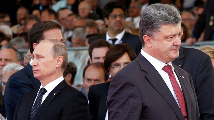 Tổng thống Ukraine, Petro Poroshenko bước ngang qua mặt Tổng thống Nga, Vladimir Putin tại lễ kỷ niệm Ngày chiến thắng ở Normandy, Pháp, ngày 6-6-2014.