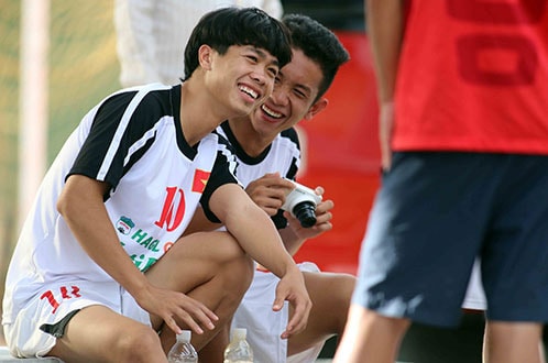 Công Phượng (trái) và Hồng Duy cười lạc quan trong buổi tập chiều 19-8
