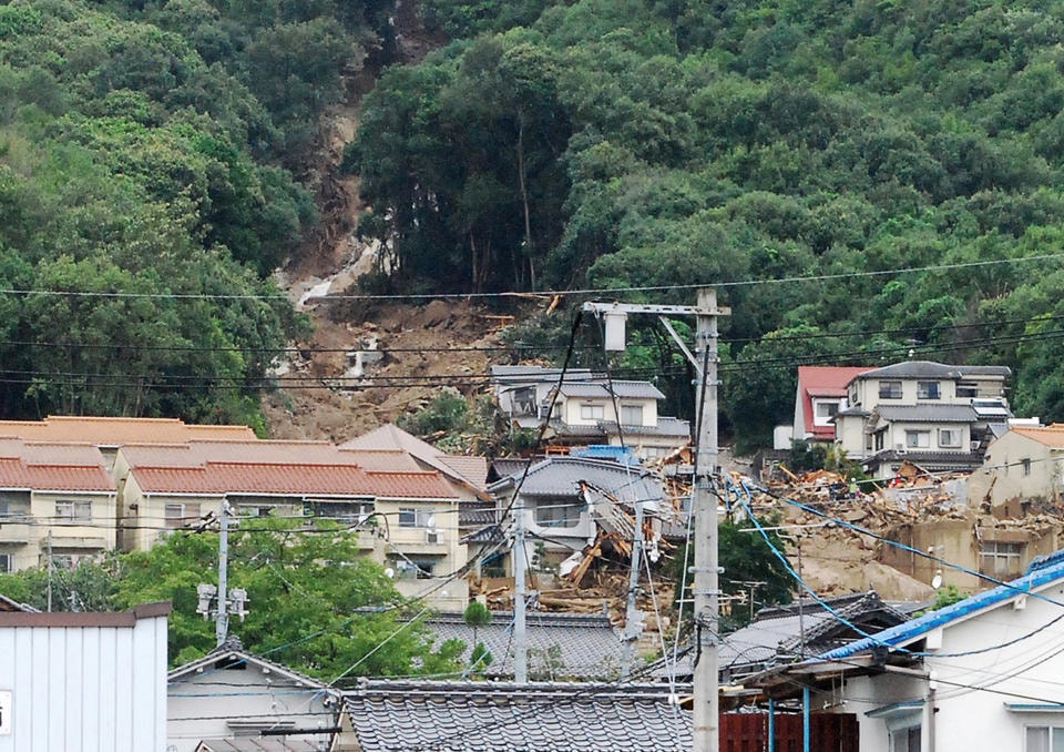 Bùn đất từ sườn đồi đã tấn công vào những ngôi nhà tại tỉnh Hiroshima, miền tây Nhật Bản, ngày 20-8-2014. Ảnh: JijiPress