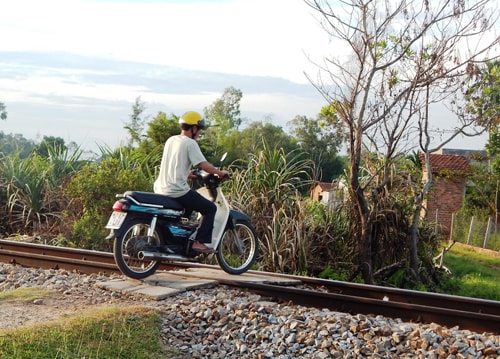 Đường dân sinh tự phát băng qua đường sắt (thôn Thuận Trà - phường Hòa Thuận) tiểm ẩn nhiều nguy cơ tai nạn đường sắt.Ảnh: T.QUÂN