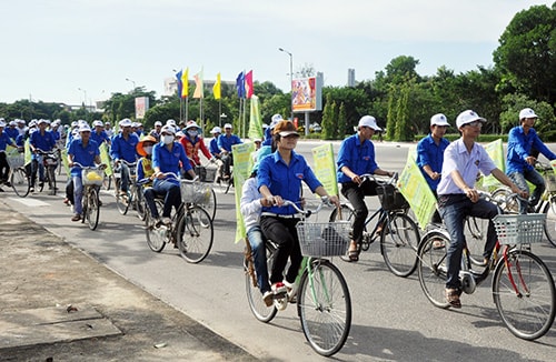 Hưởng ứng ngày Môi trường thế giới (5.6), đoàn viên - thanh niên Quảng Nam đi xe đạp tuyên truyền về bảo vệ môi trường. Ảnh: B.HẠNH