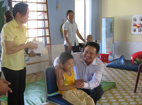 Phó Chủ tịch UBND tỉnh Lê Văn Thanh thăm và tặng quà cho trẻ em tại trung tâm.