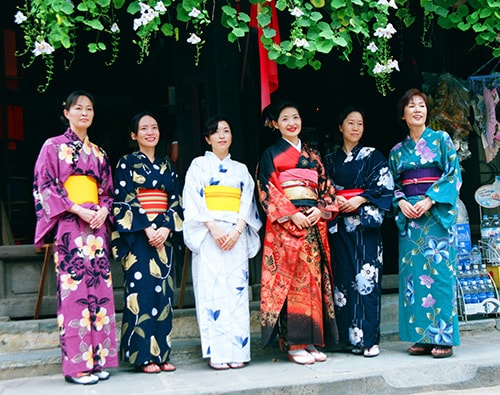 Phụ nữ Nhật trong trang phục kimono bên góc phố Hội An. Ảnh: T.VỊNH