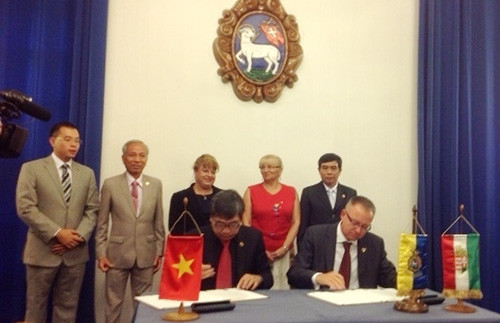 Mr Le Van Giang,  Chairman of the People’s Committee of Hoi An city and Governor of Szentendre city sign the Twinning Agreement.