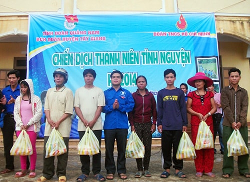 Tặng quà cho các gia đình khó khăn của xã Tr’Hy.