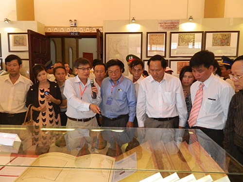 Deputy Minister of the Ministry of Information and Communications Trương Minh Tuan and leaders of Quang Nam provincial People’s Committee visit the  exhibition.