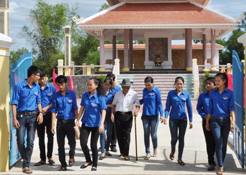 Tuổi trẻ Phú Ninh đến di tích lịch sử Chiên Đàn để hiểu hơn về cuộc đấu tranh thi hành Hiệp định Genève đầu tiên tại Quảng Nam. ảnh: X.N