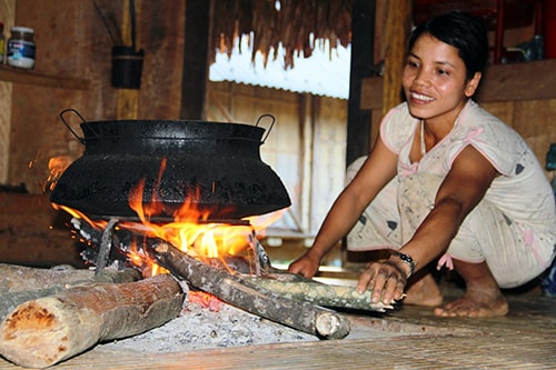 Người làng Aur rang bắp đãi khách.