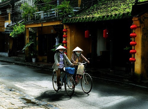 Hoi An city has attracted tourists by its ancient figures created by side by side small and moss (grown) houses