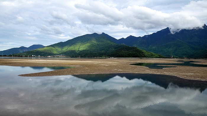 Non nước hữu tình.