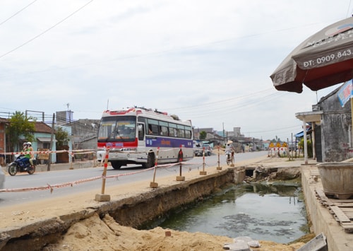 Lề đường bị đào sâu mà nhà thầu lại không bố trí biển báo và rào chắn chung quanh. Ảnh: C.TÚ