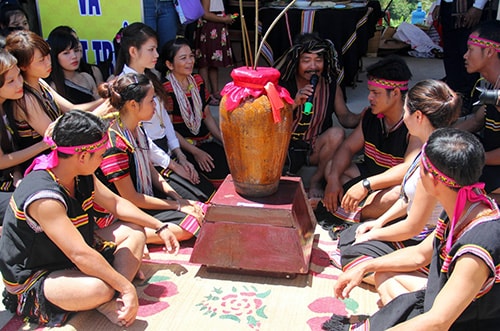 Tái hiện lễ cưới đồng bào Bh’noong tại Lễ hội VH-TT các huyện miền núi tỉnh Quảng Nam lần thứ XVIII.