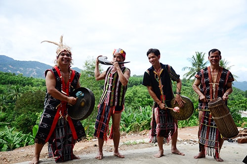 The attractive sound of gongs and flutes in the traditional musical  instruments performance in the first night awoke the festival space. The unique and specific traditional art of the mountainous region of Quang Nam province  has attracted  many tourist and local  people.