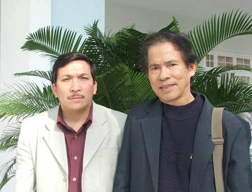 Ông Bh’riu Liếc và nhà văn Hồ Duy Lệ. Ảnh: TAM MỸ