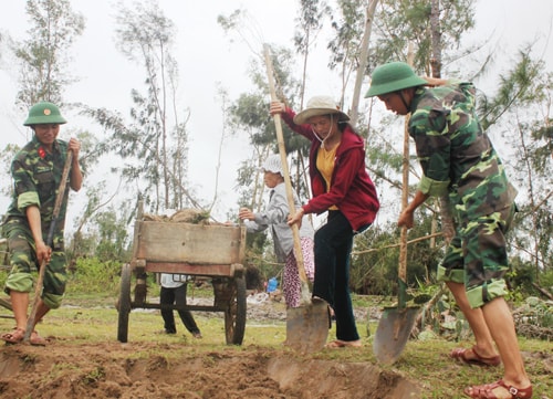 Trung đoàn 885 giúp dân xã Bình Trung, Thăng Bình làm đường giao thông nông thôn.Ảnh: T.ANH