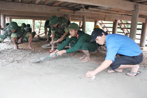 Cán bộ, chiến sĩ LLVT tỉnh làm dân vận tại xã Cà Dăng, Đông Giang.