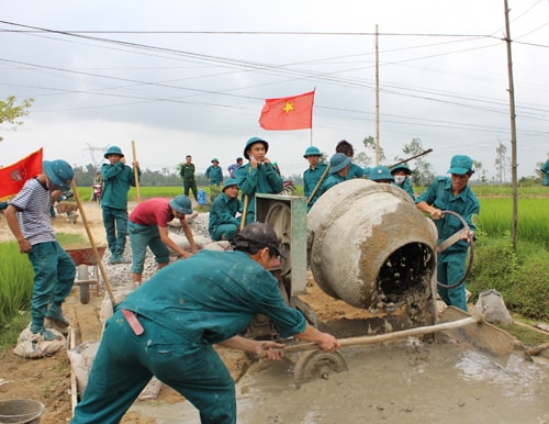 Dân quân huyện Thăng Bình làm đường bê tông nông thôn.