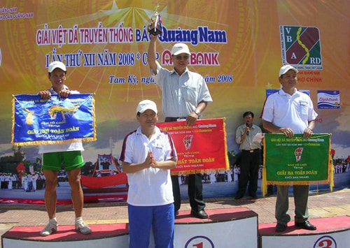 Ông Nguyễn Hoàng Minh, nguyên Tổng Biên tập Báo Quảng Nam trao giải cho các đơn vị đoạt giải Nhất, Nhì, Ba toàn đoàn tại giải Việt dã truyền thống Báo Quảng Nam lần thứ XII - 2008.