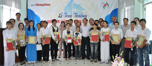 Trao thưởng Ươm mầm tài năng đất Quảng năm 2012. Ảnh: XUÂN PHÚ