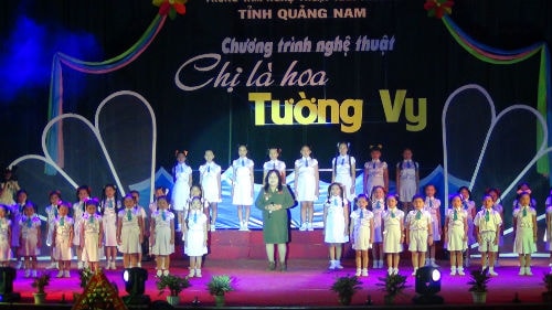 NSND Tường Vy biểu diễn cùng các em ở Trung tâm Nghệ thuật Tình thương .